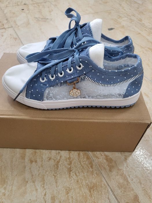 Дамски спортни обувки