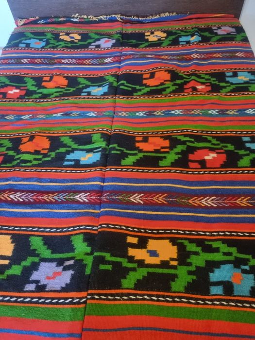 Covor traditional- Scoarța Oltenească țesută la război.