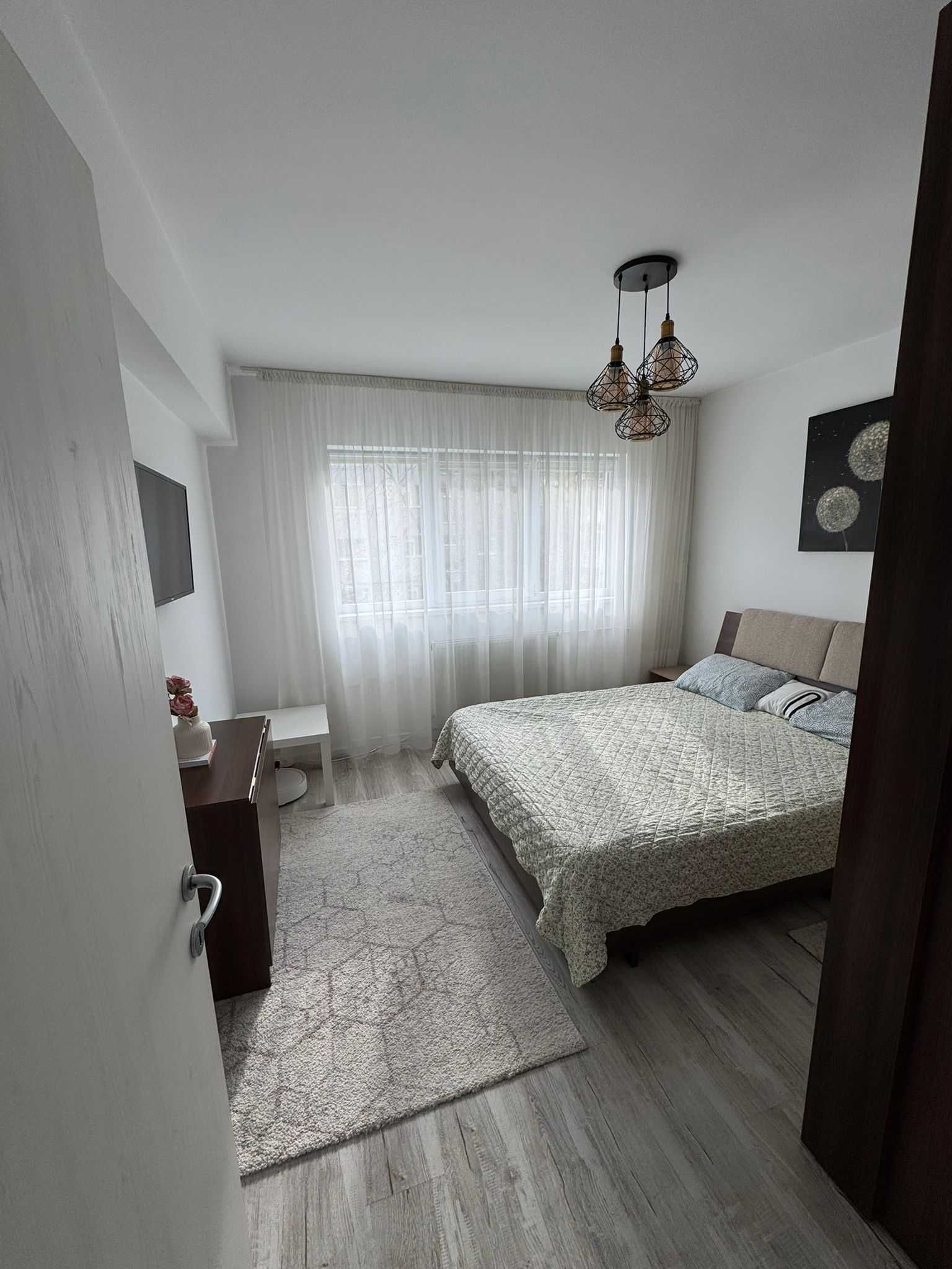 Vând ap 2 camere, decomandat, comfort 1, mobilat și utilat.