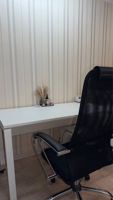 Компьютерный стол с креслом