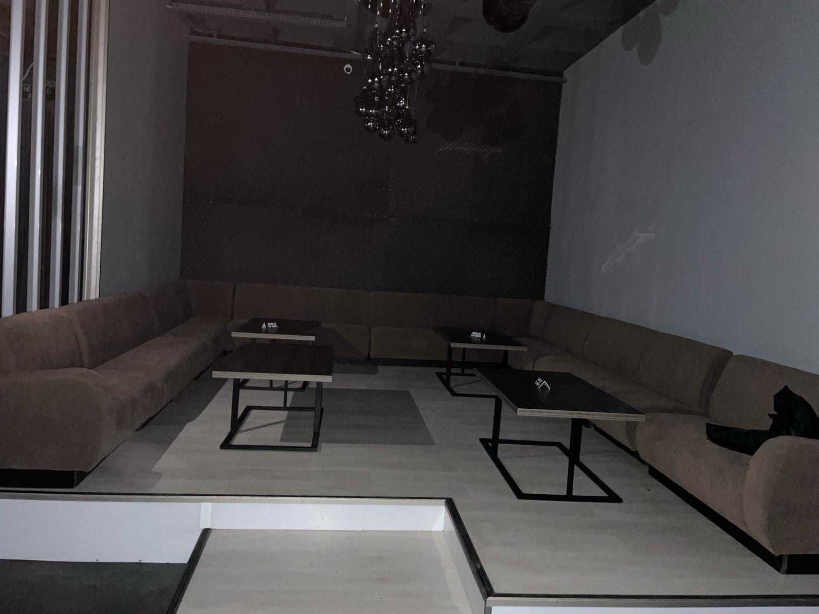 Vand stoc complet de mobiler pentru club.