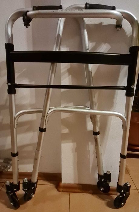 Vand cadru de mers batrani sau handicap