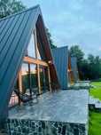 Vand case cabane din lemn stil A-frame