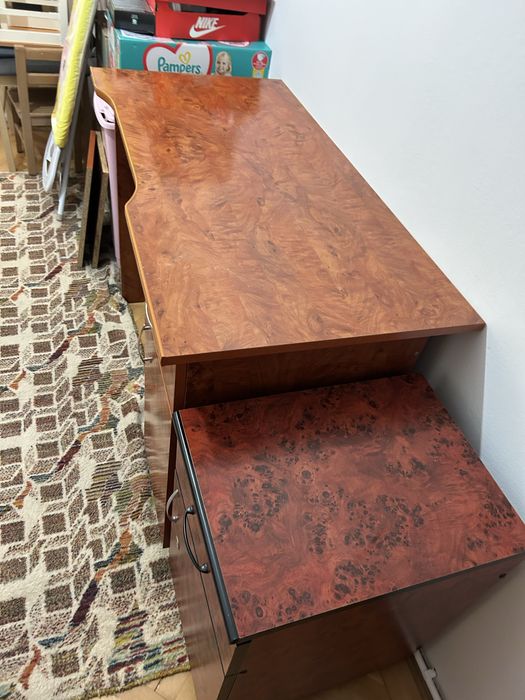 Birou si cub de vanzare (nu sunt aceasi culoare)