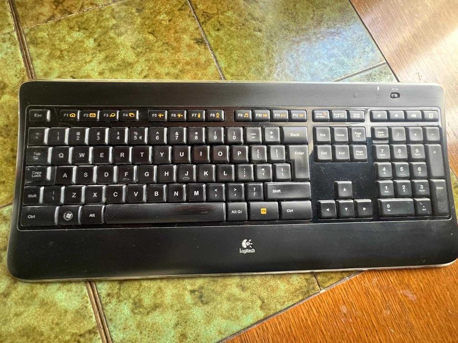 Tastaturi Logitech K800