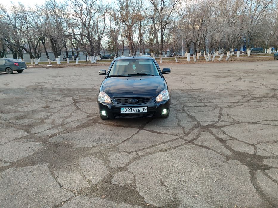 Продам Приора хэтчбек черный (космос 655)