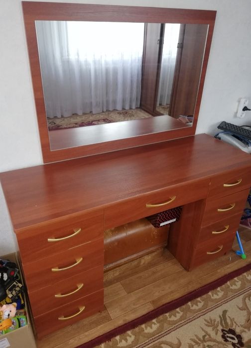 Продам шкаф, зеркало и столик.