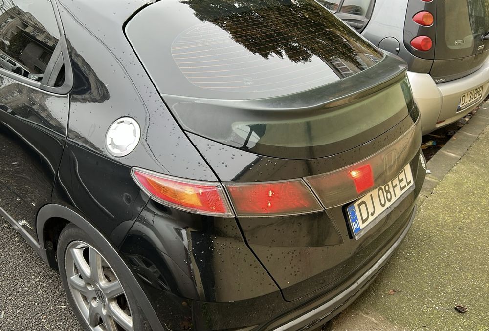 Honda Civic cu bara si farul avariate