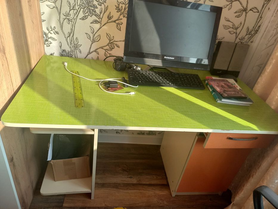 Продаётся стол писменный в хорошем состоянии