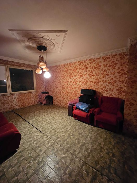 Двустаен апаратамент с 3 отделни помещения в кв. Изток!