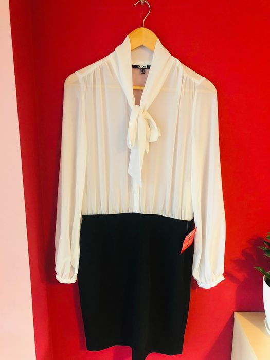 Къса рокля с прозрачни дълги ръкави