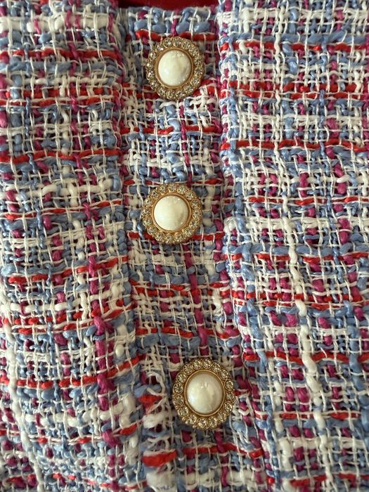 Елегантен топ с ефектни копчета