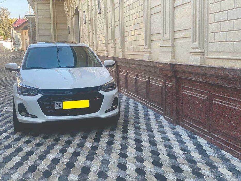 Onix Premier Turbo сотилади.