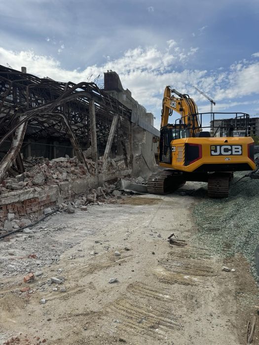 buldoexcavator basculante de inchiriat