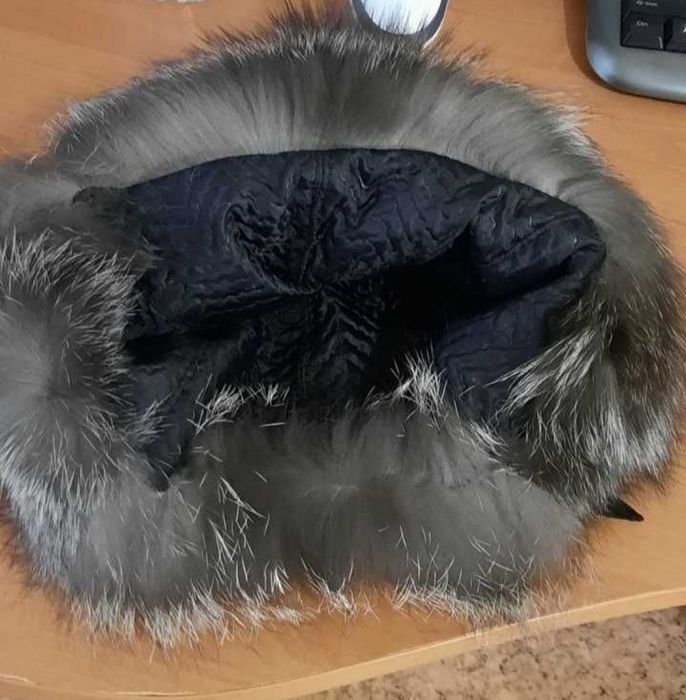 Шапка от естествен велур и сребърна лисица