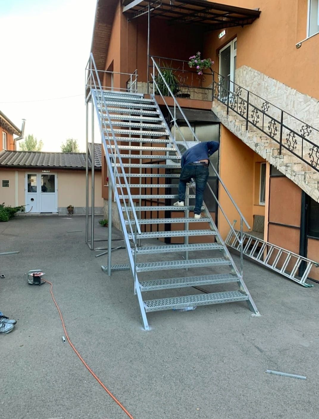 Scări metalice zincate