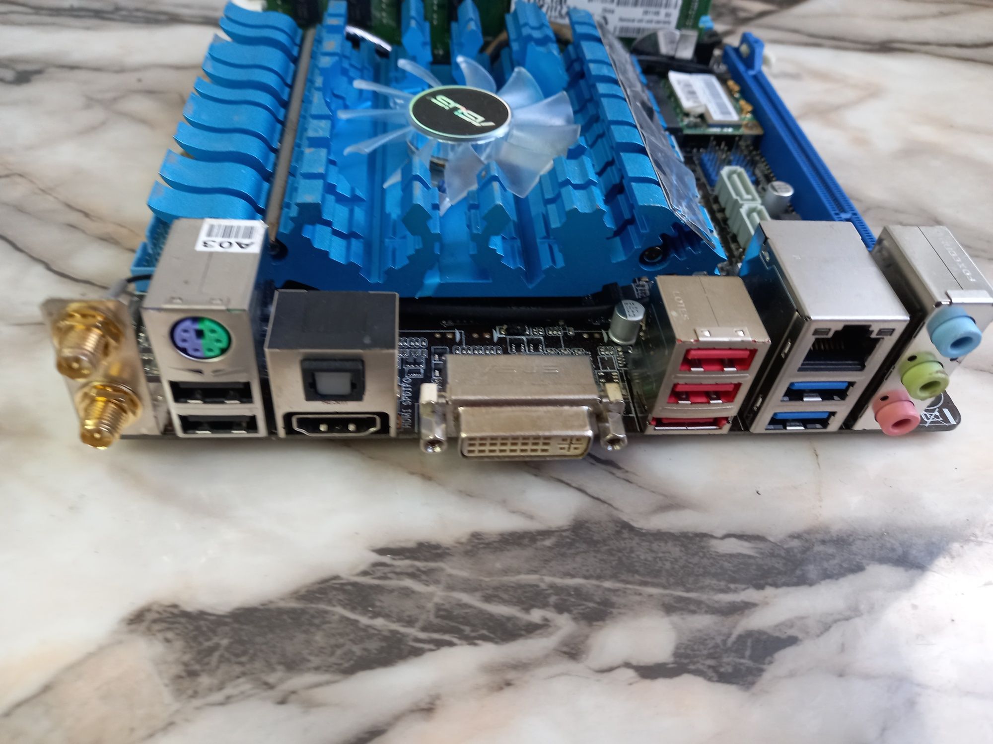 Дъно ASUS E2KM1I-DELUXE  AMD E2-2000+ AMD E2-2000 APU +8 gb