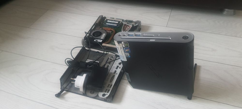 Mini PC Asus.Nu știu configurația.