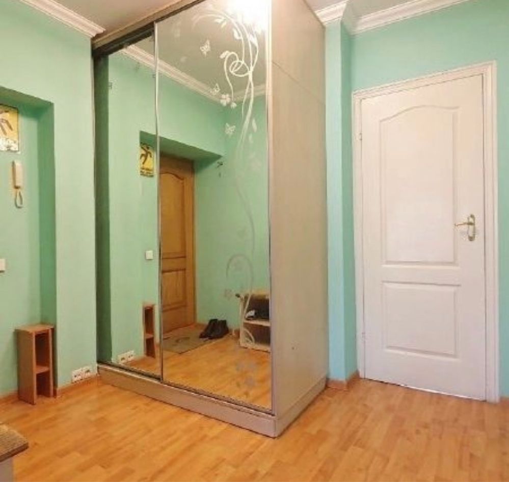 Шкаф в прихожей.