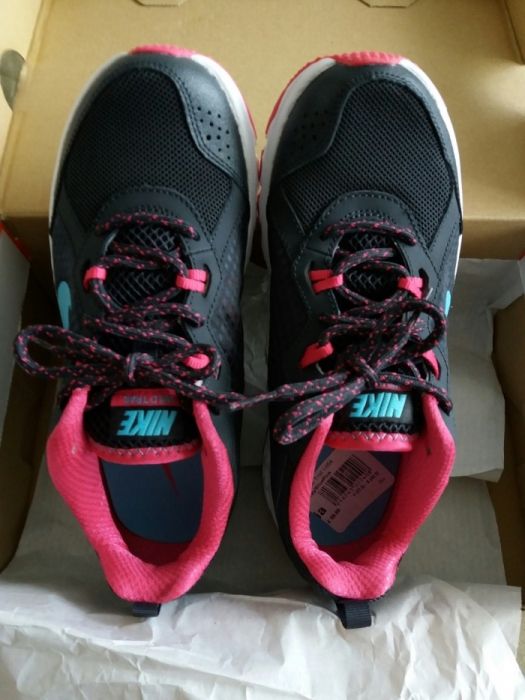 NIKE нови оригинални дамски маратонки - размер 37,5