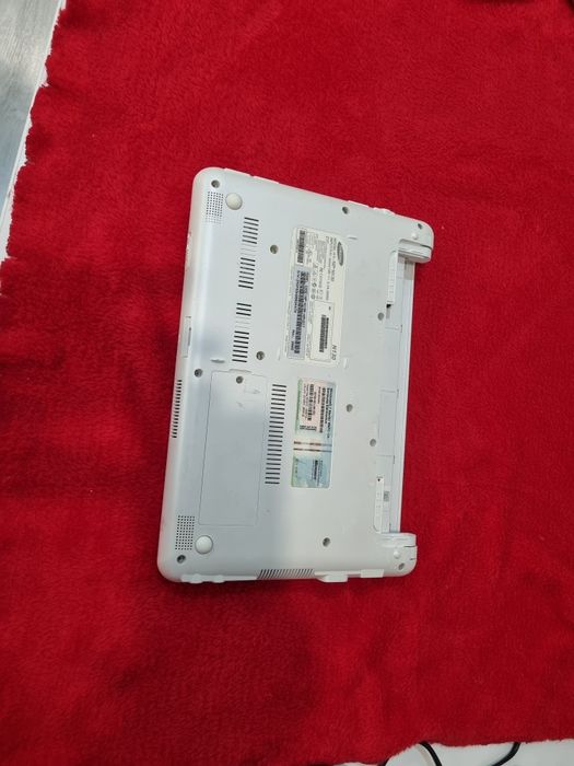 Laptop Samsung mini ,funcționează excelent doar la priza
