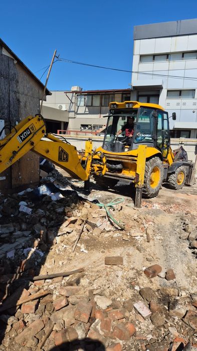 Prestări servicii (nisip pietriș pământ vegetal defrișări, demolări)