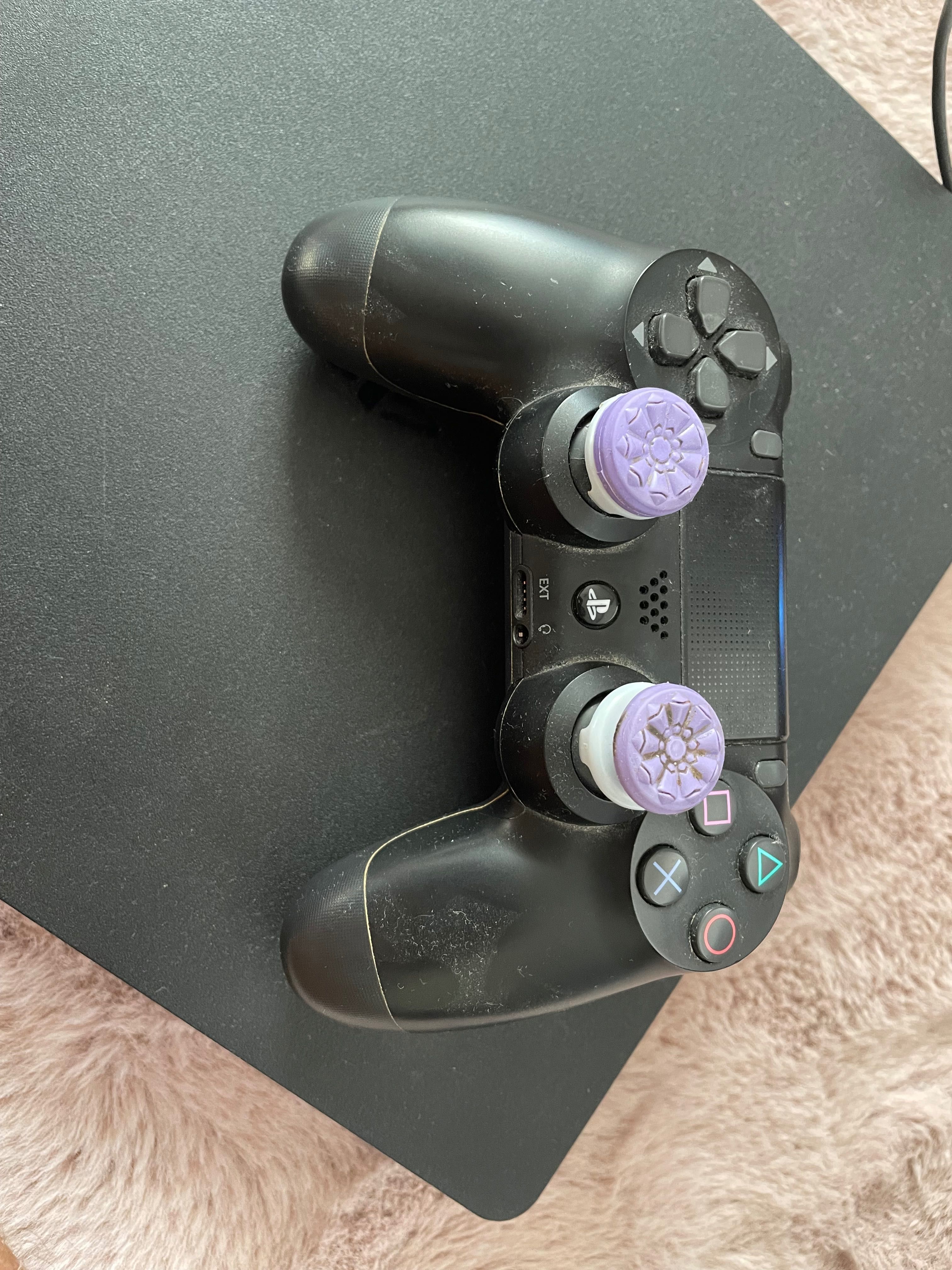 PS4 500GB два джойстика единия с две добавки и 2TB допълнителни място