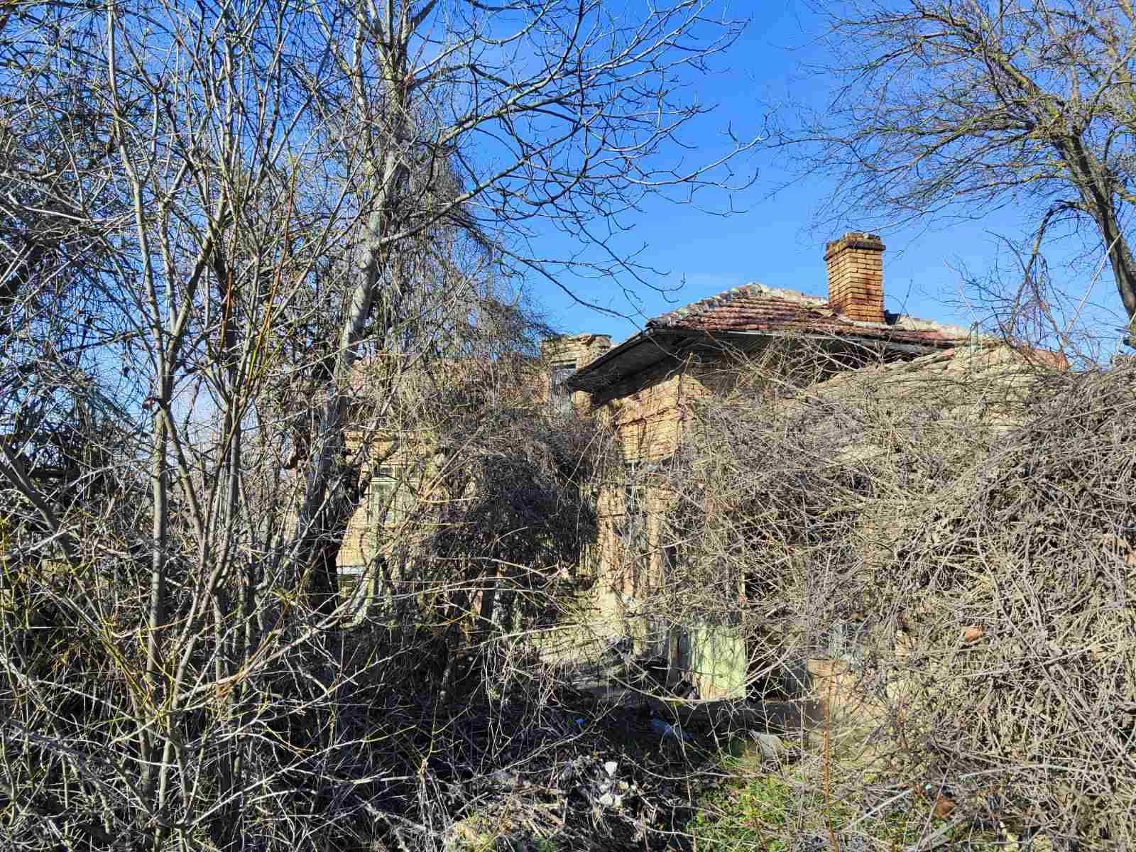 Голям двор парцел 5 дкр със стара селска скъща
