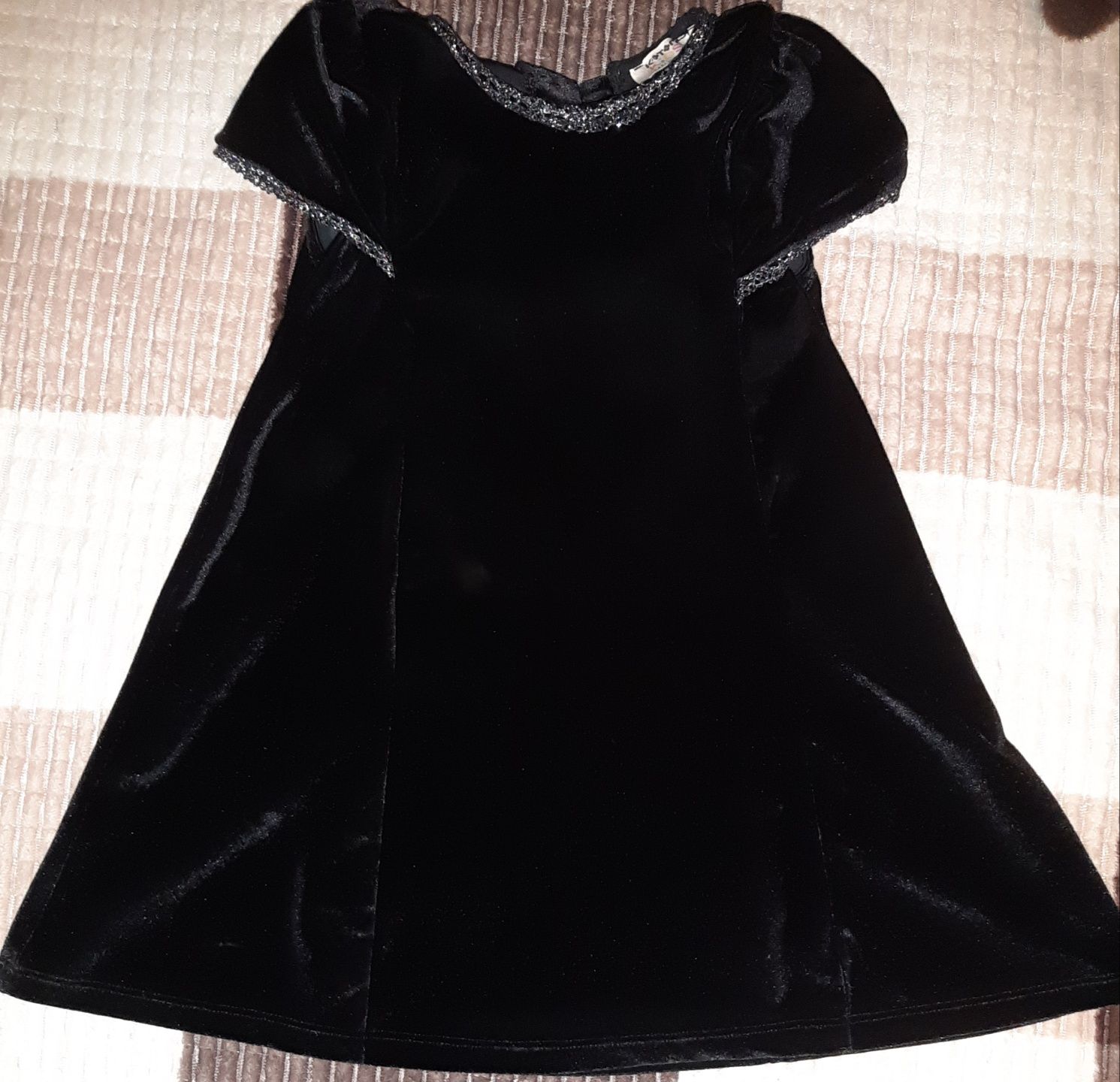 Велюровое чёрное платье праздничное