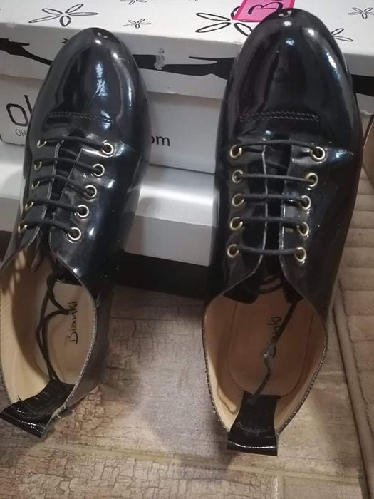 Дамски обувки с нисък ток