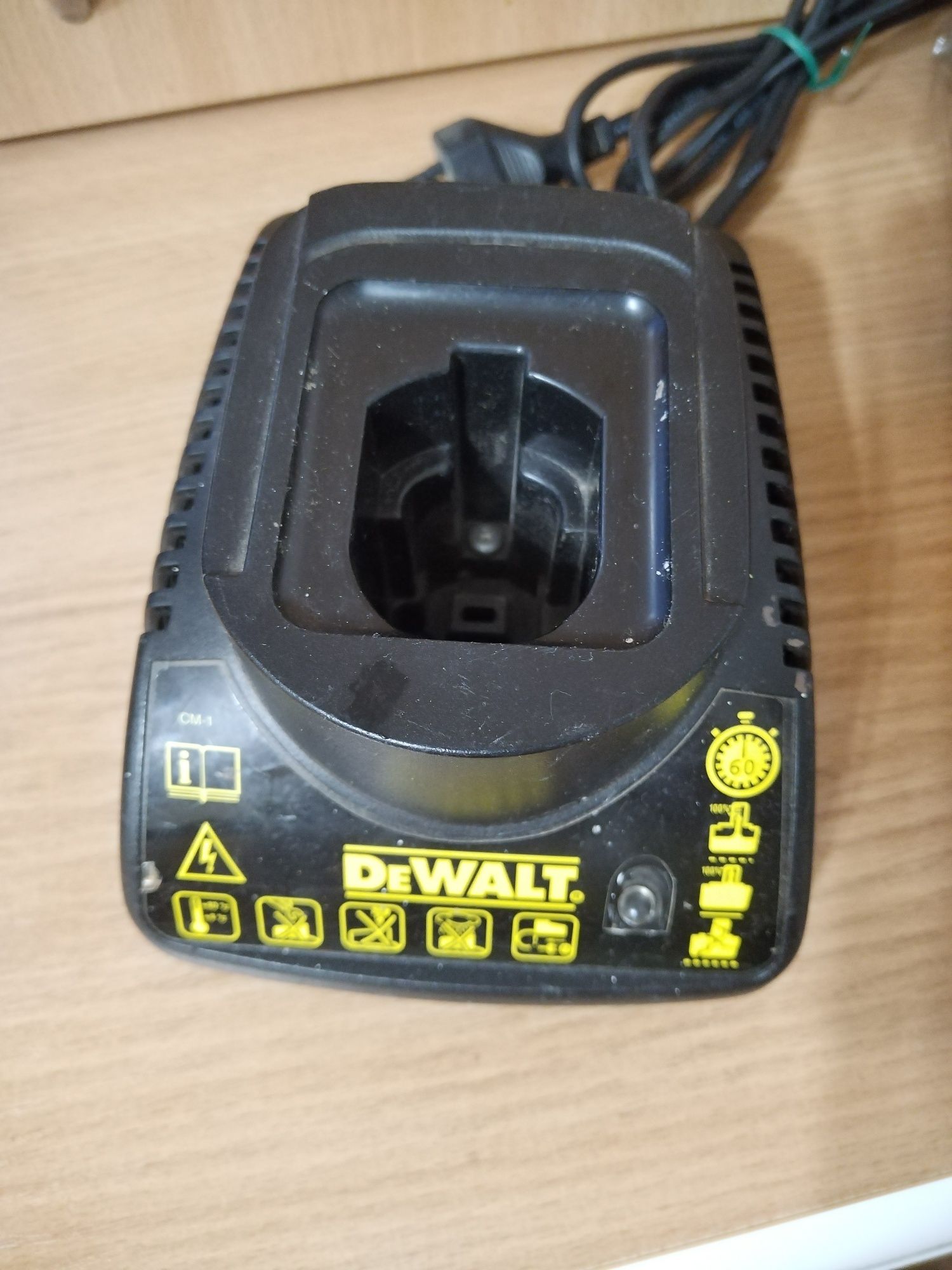 Зарядно Dewalt  DE9118   7.2v - 14.4v