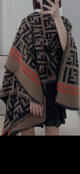Poncho Fendi model 2026