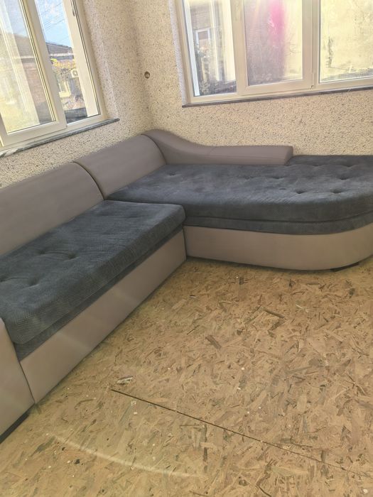 Ъглов диван с функция сън и място за съхранение