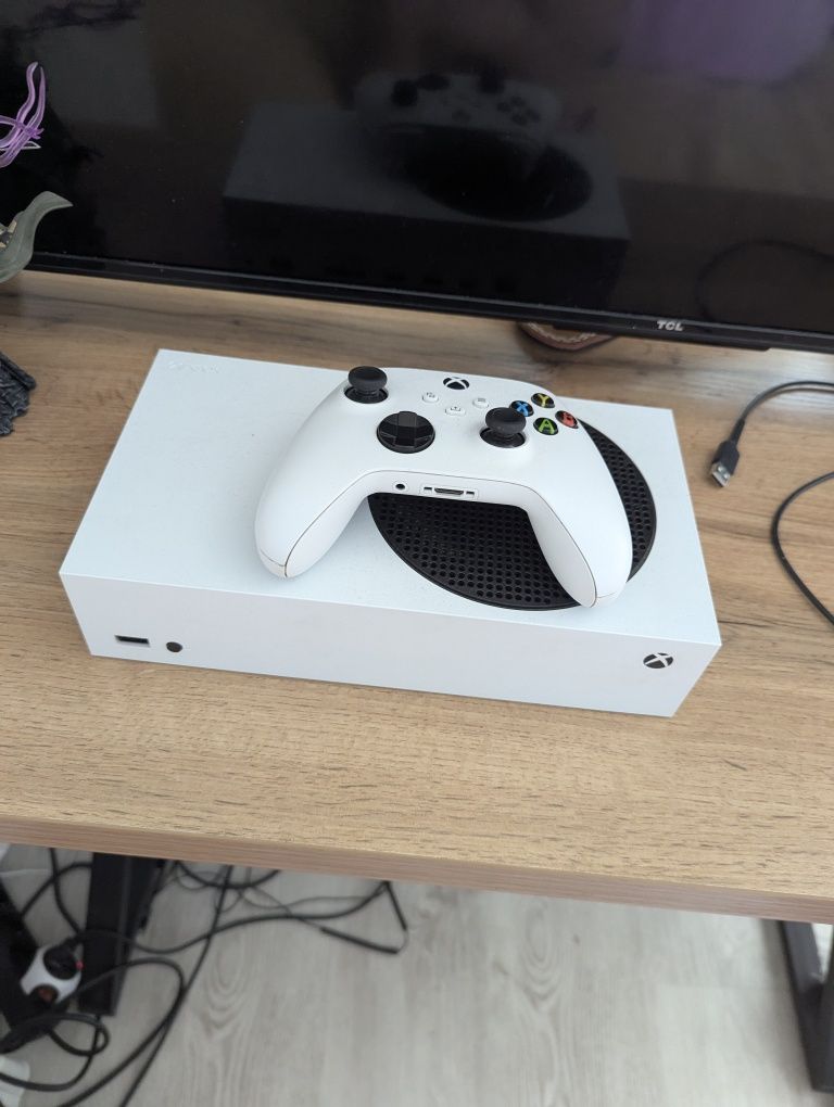 Продаю xbox series s с играми!