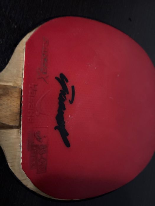 Vand paleta semnata de o fosta jucatoare de ping pong