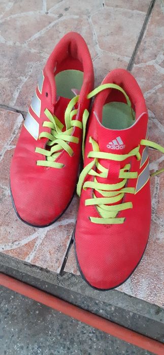 Продавам детско юношевски футболни обувки тип стоножкимного малко носе