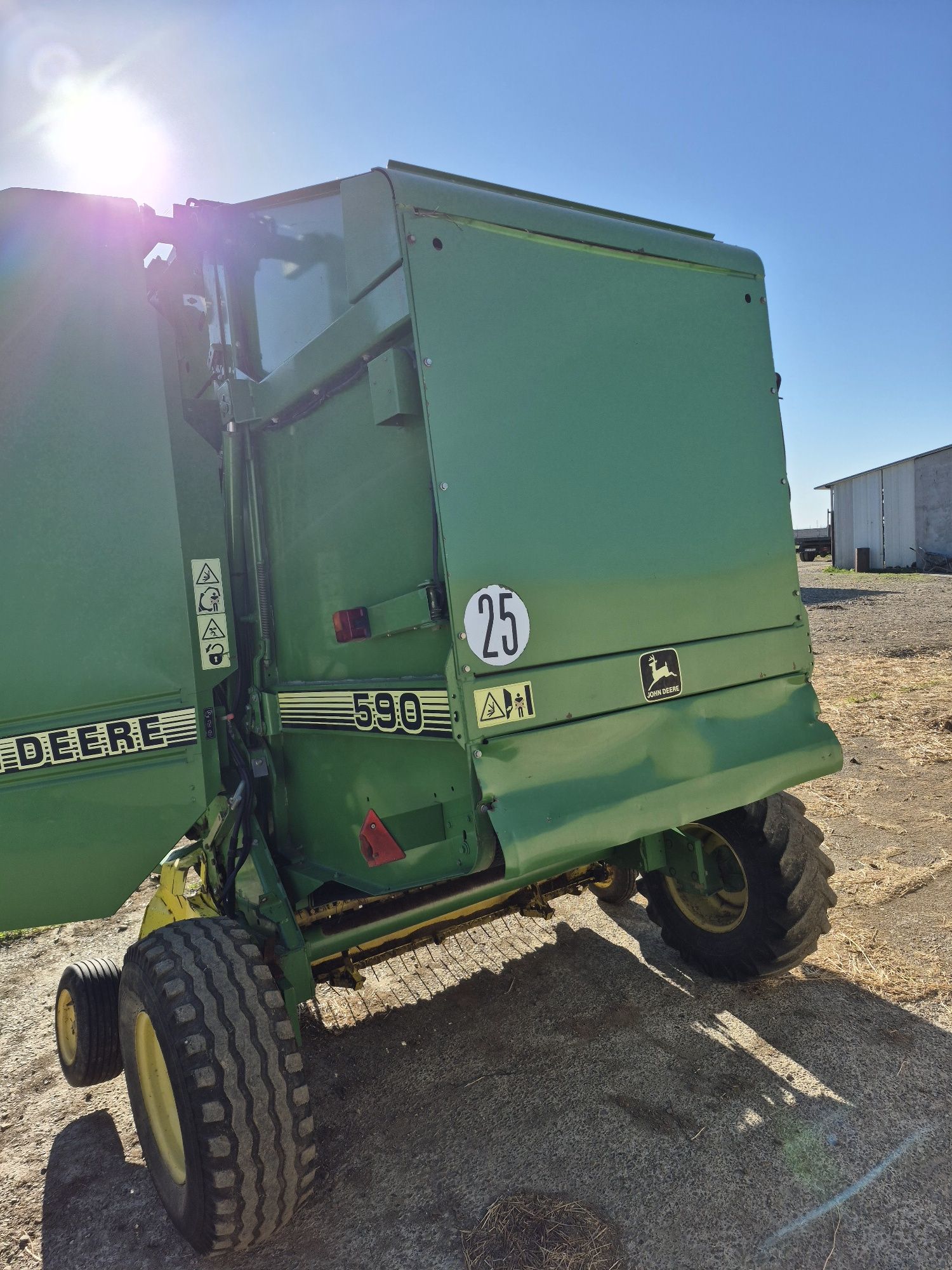Vând presa de baloti rotunzi john deere 590