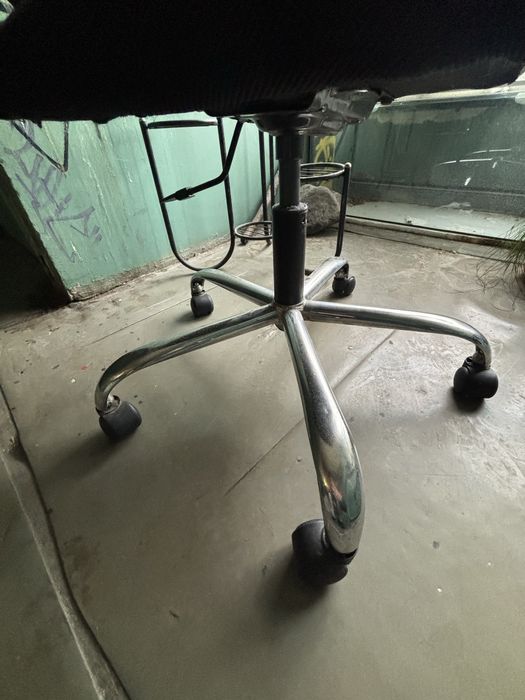 Черно-бял офисен стол