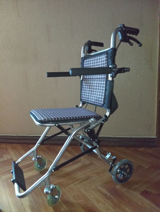 Кресло каталка инвалидная складная.