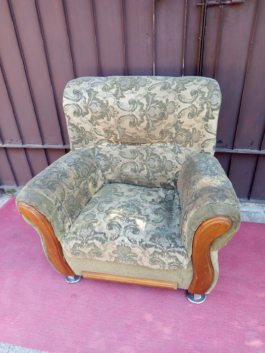 Продаётся ( кресло ) .