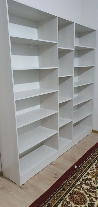 Kitoblar va buyumlar uchun maxsus javon