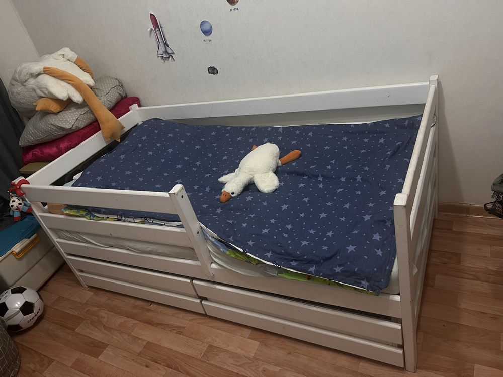 Продам кровать из дерева с полками и матрасом