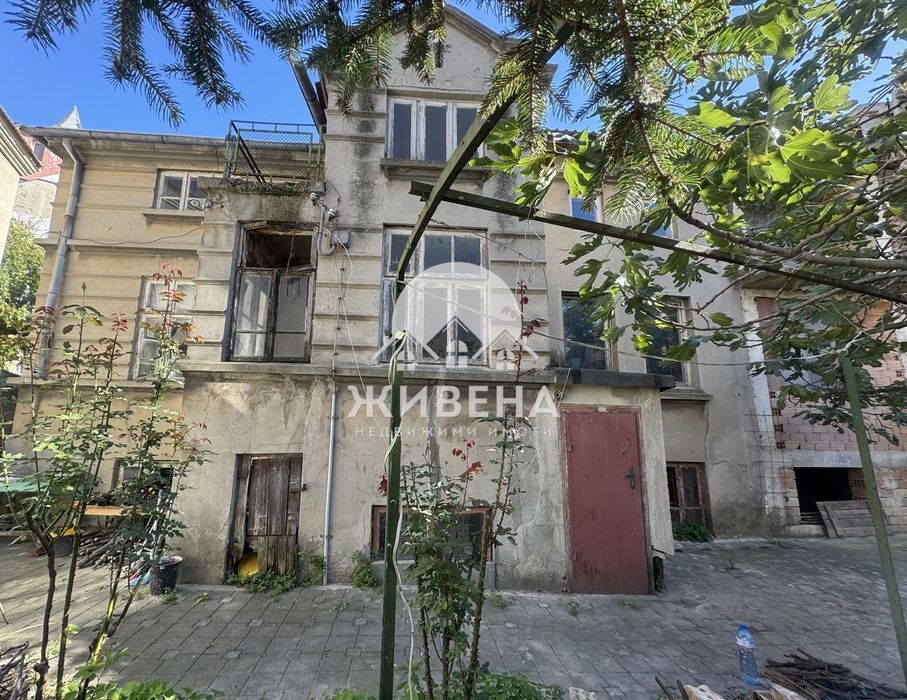 Продавам къща в района на Операта и Бизнес хотел