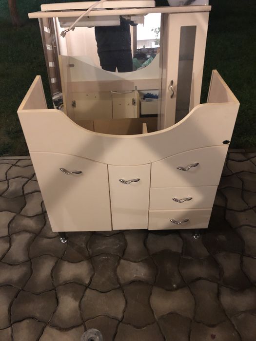 Vand mobilier pt lavoar plus oglinda utilizate