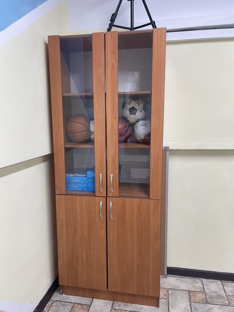 Стол, стул, шкаф, компьютер, колонка, вайфай, парты и стулья