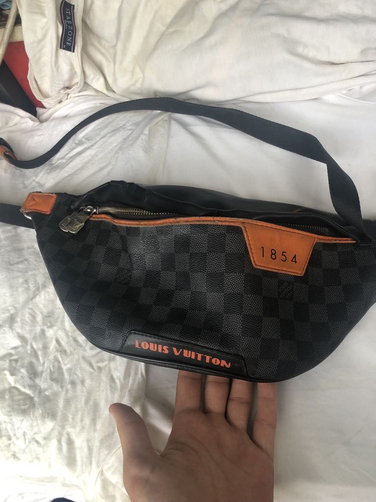 Louis Vuitton чантичка тип през рамо