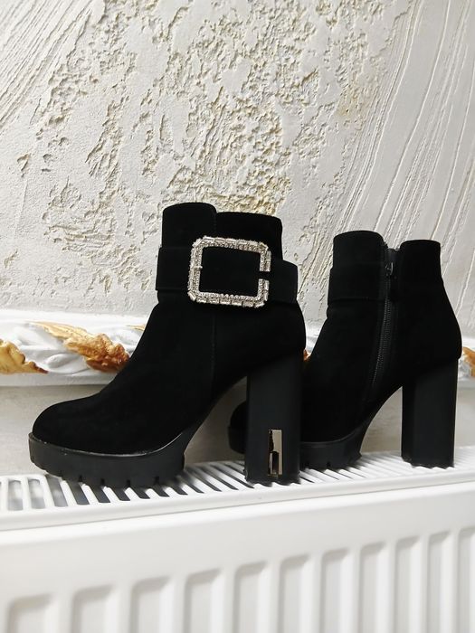 vand-botine-de-catifea-culoarea-neagra