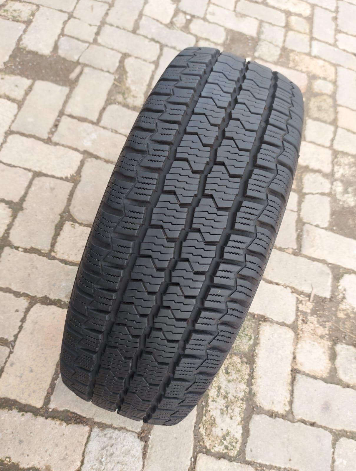 O bucată 235/65 R16C M+S iarnă - una Semperit Continental