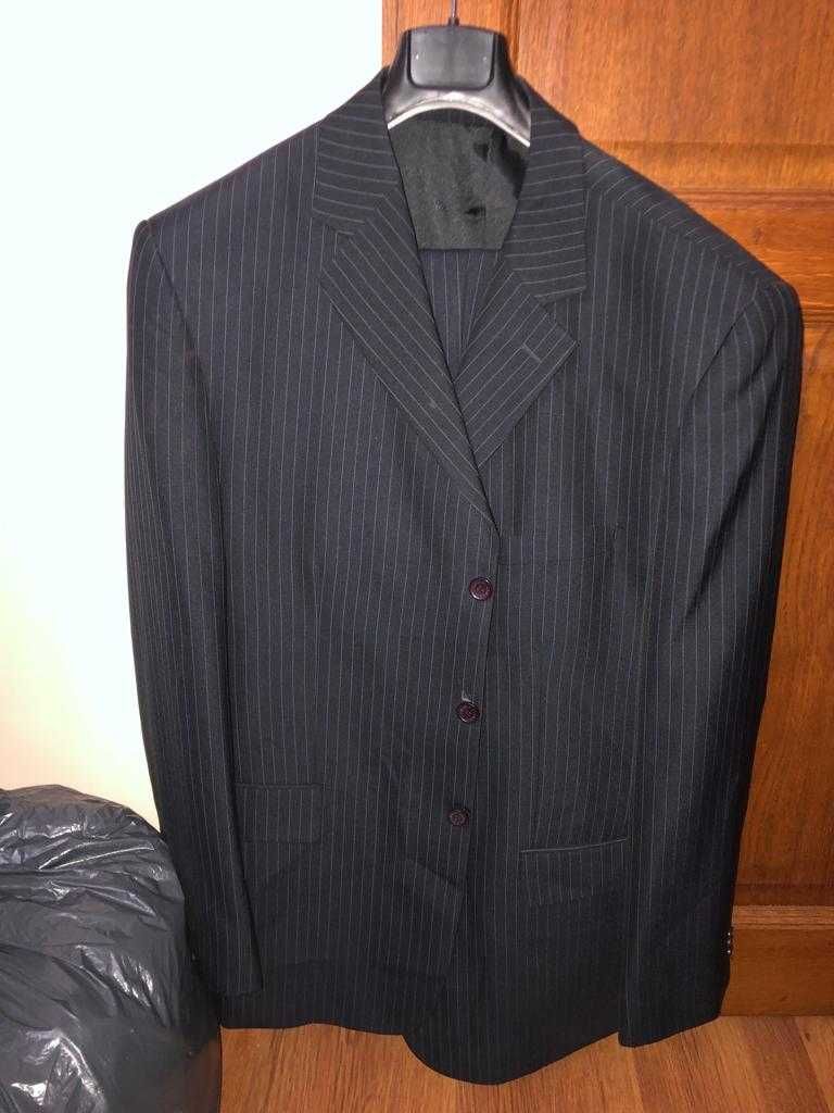 Vand costum Giorgio Armani negru dungi,100% lana,marimea 58.