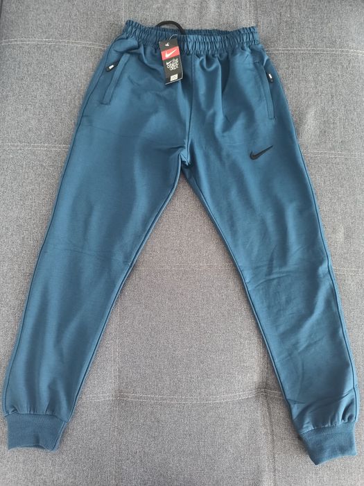 Vând pantalon trening Nike